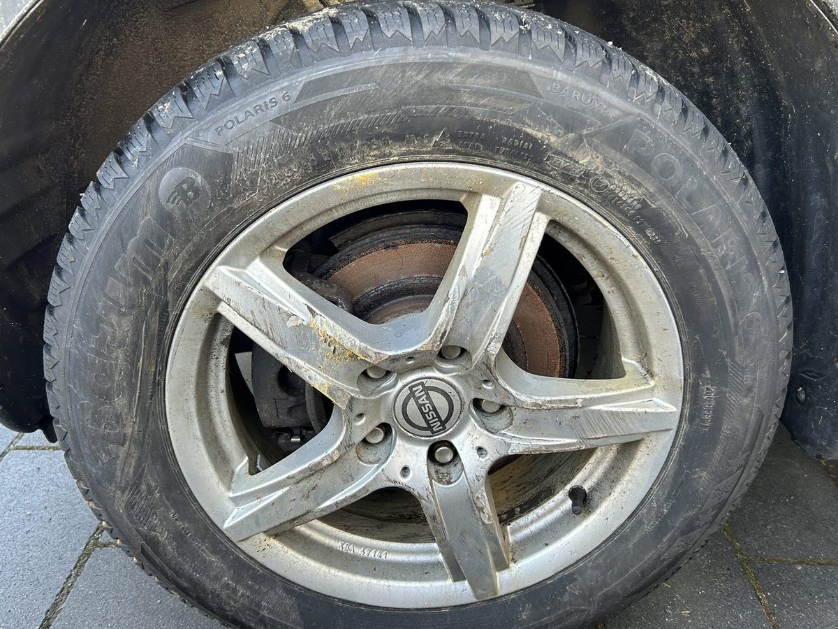 Rad mit beschädigter Leichtmetallfelge nach einem Anstoß