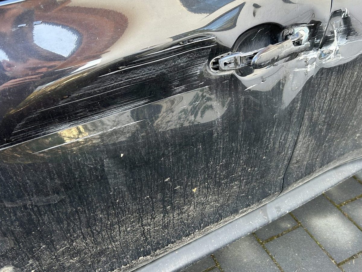 Aus der Tür gerissener Türgriff nach einem Streifschaden