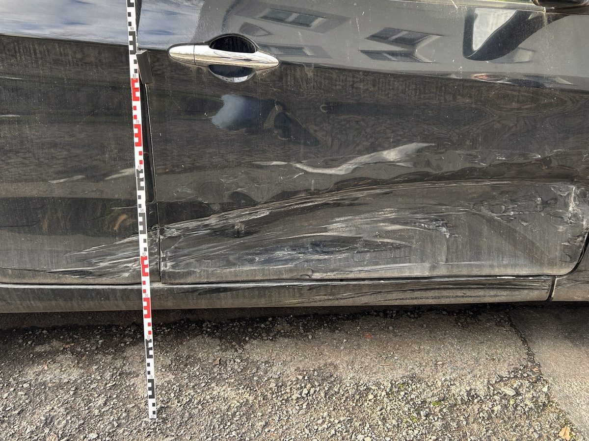 Schadenbild aus einer abgerechneten Akte: beschädigte Fahrzeugseite über beide Türen, mit Messlatte dokumentiert