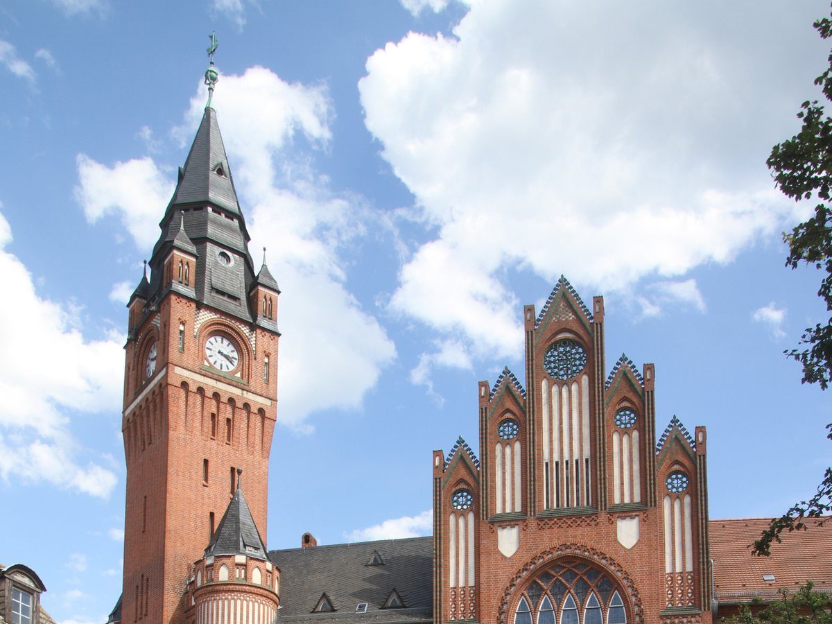 Das Rathaus Köpenick mit seinem Backsteinturm, Wahrzeichen des Ortsteils